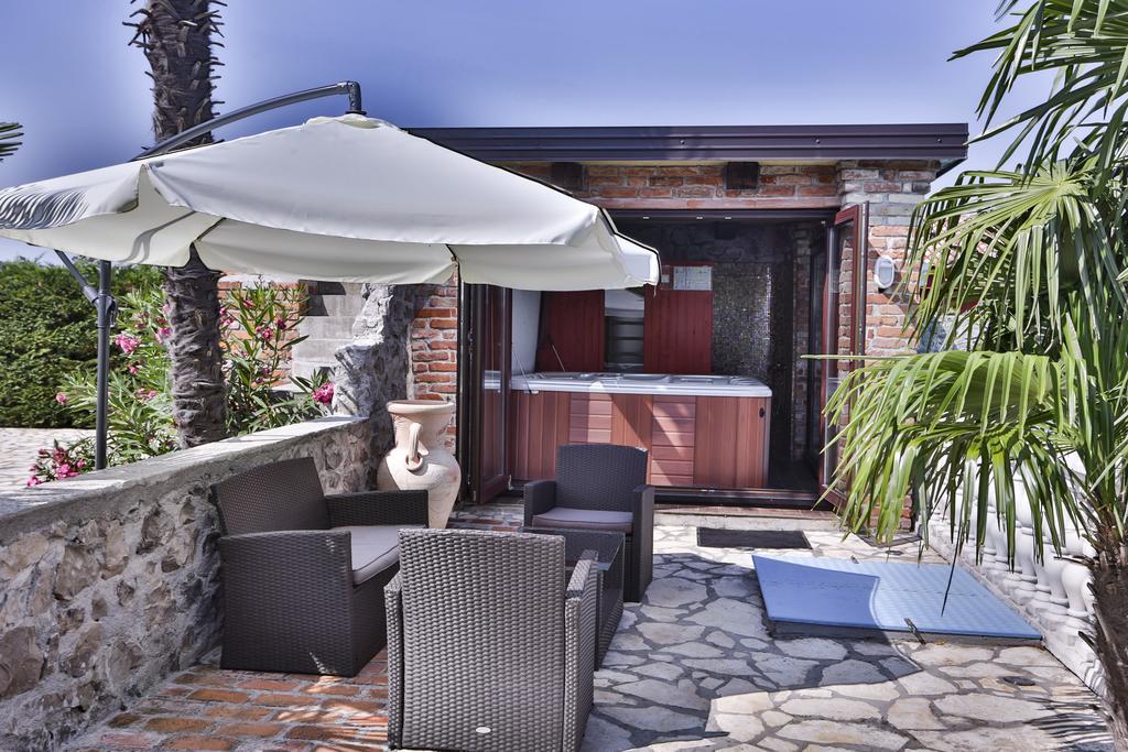 Casa Oasa -Accommodation , Pizzeria & Bar Марезиге Экстерьер фото